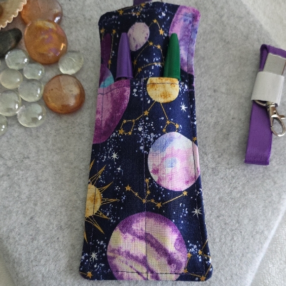 🪐 Purple Galaxy Pen & Glasses Holder with Bonus Lanyard - Picture 5 of 5
